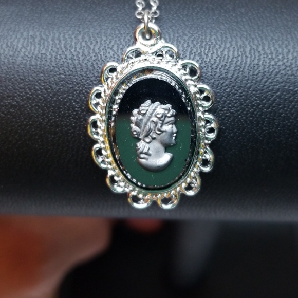 🌞3/$15🌞 Cameo Necklace - Picture 3 of 8